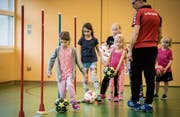 Dribbling um Stangen: Die Mädchen üben unter Anleitung von Trainer Urs Spiri die Ballführung. (Bild: Reto Martin)