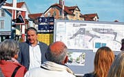 Gemeindepräsident Gemperli erläutert Bürgern, wie der Gemeinderat das Dorfzentrum von Staus vor Barrieren befreien will. (Bild: Fritz Bichsel)