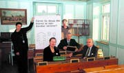 Das Schulmuseum als Fehlerbüro: Yvonne Scarabello, Yvonne Joos, Peter Hügli, Beat Benkler und Hans Weber (von links). (Bild: Lukas G. Dumelin)