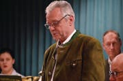 Präsident Josef Lenherr führt durch die Hauptversammlung der Werdenberger Jäger-Vereinigung. (Bild: Katharina Rutz)