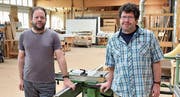 Die Brüder Martin und Thomas Keller im Bankraum ihrer Schreinerei. (Bild: Mario Testa)
