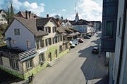 Soll einer Überbauung mit Wohnungen und Geschäften weichen: die Gebäude an der Bankstrasse 6 und 8, vom ehemaligen Jugendtreff über das alte Feuerwehrdepot bis zum ehemaligen Polizeiposten. (Bild: Mario Testa)