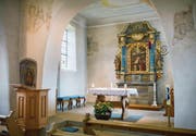Das Innere der Kirche mit den Fresken am Chorbogen.