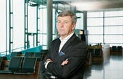 «Ein Teil des Flugverkehrs wird sich auf die Regionalflugplätze verlagern»: Daniel Weder am Flughafen Zürich. (Bild: Simone Schuldis/Skyguide)