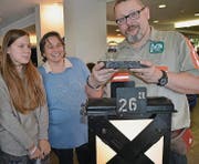 Daniel Wiedmer aus Frauenfeld hat Nina Meier (mit Mutter Irene) die kleinste Märklin-Lok verkauft. (Bilder: Margrith Pfister-Kübler)