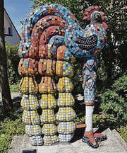 Ein buntes Werk von Bruno Weber (1931–2011) – der Skulpturenkünstler stammte aus der Gegend.