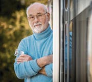 Kurt Leutenegger aus Bürglen bei seinem Wohnwagen. In der Hand hält er seine Identitätskarte. (Bild: Reto Martin)