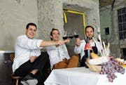 Raffael Wehrli, Felipe Martinez und Fabian Santschi (von links) stossen auf die baldige Eröffnung ihres Restaurants El Pincho zum Wilden Mann an. Die Bistro-Bar im Erdgeschoss öffnet ihre Türen erstmals am 9./10. März, das Restaurant nimmt den Betrieb voraussichtlich im Juni auf. (Bild: PD)