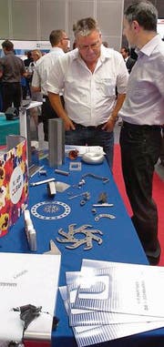 Die Teilnehmer diskutieren an der Stand-Messe. (Bild: ken)