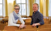 Stadträtin Nina Rodel (Ressort Gesellschaft und Gesundheit) und Schulsozialarbeiter Christian Steiner im Bürgersaal des Bischofszeller Rathauses, wo der Kinderrat seine Sitzungen abhalten wird. (Bild: Donato Caspari)