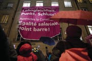Teilnehmerinnen des Frauenkongresses fordern Lohngleichheit. (Bild: Keystone)