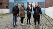 Die jüdische Zeitzeugin Anita Lasker-Wallfisch mit Jugendlichen im Gefängnishof in Wroclaw/Breslau. (Bild: Karin Kaper Film)