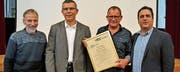 Prix-Benevol-Gewinner Peter Künzle, Verwaltungsratspräsident Walter Huber, der «Kirchberger des Jahres» Bruno Metzger sowie Laudator Marc Ledergerber (von links). (Bild: Peter Jenni)