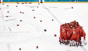 Erst am letzten Olympiatag gibt es für Russland in Südkorea die zweite Goldmedaille: Das Eishockeynationalteam bezwingt im Final Deutschland. (Bild: Jae C. Hong/AP)