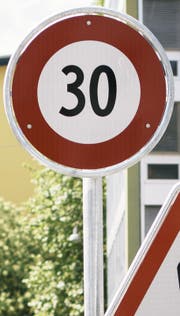 Aus Lärmschutzgründen solle man Tempo-30-Zonen nicht einführen dürfen. Das fordert eine parlamentarische Initiative des SVP-Nationalrats Gregor Rutz.