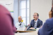 Der Tierschutzverband will Kantonstierarzt Paul Witzig (links) suspendiert sehen. Zudem soll sein Veterinäramt aus dem Departement von Regierungsrat Walter Schönholzer (rechts) ausgegliedert werden. (Bild: Keystone)