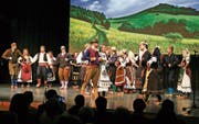 Der serbische Tanzverein Vuk Stefanovic Karadžic zeigte Tänze aus Belgrad, Kumanovo oder auch Vranjsko Polje. (Bild: Rudolf Hirtl)