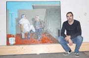 Sandro Montonato mit einem Gemälde: Das Bild zeigt einen Schuhputzer, der in einer Kiste sitzend mit seinem Kunden diskutiert. (Bilder: Lucas Lüdi)