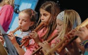 Die Meitli spielen beim sechsten Mostindien «Music Day» der Musik- und Kulturschule Hinterthurgau Blockflöte. (Bild: Rudolf Steiner)