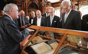 Regierungspräsident Martin Gehrer (Zweiter von rechts) besucht mit Ministerpräsident Winfried Kretschmann (rechts) die Stiftsbibliothek. (Bild: pd)