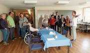Die Besucher besichtigen das «Stübli» des frisch umgebauten Alterszentrums. (Bild: Kurt Lichtensteiger)