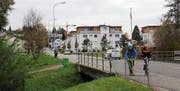 Der Durchlass unter der Brücke wird verbreitert und den Vorgaben des Hochwasserschutzes angepasst. (Bild: Hannelore Bruderer)