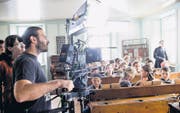 Regisseurin Christina Ruloff und Kameramann Reto Troxler filmen mit Amriswiler Schülern eine Szene im Klassenzimmer von Lehrer Albert Bächtold gespielt von Bernhard Schneider. (Bild: Donato Caspara)