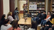 Eine Schülerin präsentiert den Anwesenden ihr Buch. (Bild: Christian Ruh)