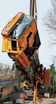 Schockmoment: Ein Pneukran stürzte beim Heben eines Baums ins Tobel und musste aufwendig geborgen werden. (Bild: R. Hirtl (8. März 2017))