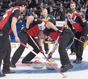 Das Schweizer Curling-Team im WM-Halbfinal diesen Frühling in Edmonton gegen Schweden. (Bild: Jonathan Hayward/AP)