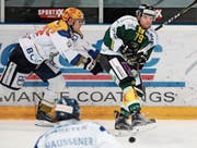 Verletzungspause vorbei: Auch Adrian Brunner (gegen EVZ-Topskorer Philip Rondahl) kann die Niederlage nicht verhindern. (Bild: Mario Gaccioli)