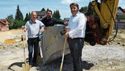 Bauprojektleiter Gerhard Diesenberger, Architekt Philipp Studer und Remo Ulrich, Leiter Verkauf Tecti AG, beim Spatenstich. (Bild: Rita Kohn)