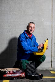 Ein Feuerwerk braucht lange Planung: Michael Roduner aus Sennwald in seinem Element. (Bild: Mareycke Frehner)