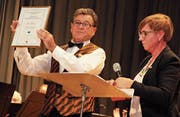 Kurt Wiesli erhält für seine 60-jährige Tätigkeit als Blasmusiker von Ruth Gubler die Verdienstmedaille des Internationalen Musikbundes verliehen. (Bild: Christof Lampart)