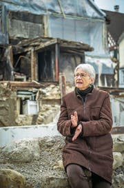 Architektin Cornelia Bein sitzt in den Ruinen, die nach dem Grossbrand übrig geblieben sind. (Bild: Reto Martin)