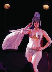 Die Burlesque-Künstlerin Xarah von den Vielenregen spielt mit Verführung. (Bilder: Rudolf Hirtl)