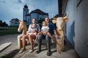 Bauer, ledig, war früher: Medard Keller hat Patricia geheiratet und hat mit ihr Katharina (links) und Viktoria. (Bild: Hanspeter Schiess)