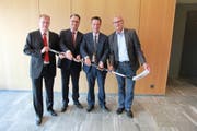 Christian Schmid, Mitglied der Geschäftsleitung, Marcel Zweifel, Leiter der Niederlassung Rapperswil-Jona (beide SGKB), Erich Zoller, Stadtpräsident Rapperswil-Jona, und Koni Müller, Verwaltungsratspräsident der Lakers Sport AG. (Bild: pd)