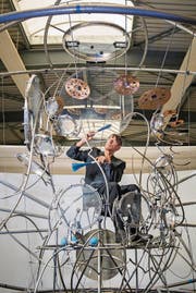 Heinz Lieb und seine Zeitmaschine: Die Stahlrohre sollen an die «heilige Geometrie im Kosmos» erinnern. (Bild: Urs Bucher)