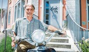 Jmerio Pianari sitzt auf seiner Vespa, einem seiner Markenzeichen, vor der «Boje», dem Jugendhaus der Kirchgemeinde. (Bild: Andrea Stalder)