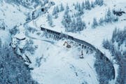 Die Zugstrecke zwischen Täsch und Zermatt musste vom Schnee der Lawine befreit werden. (Bild: DOMINIC STEINMANN (EPA/KEYSTONE))