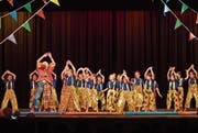 Die Kleinsten der Gymnastikgruppe turnten mit Clownin und Leiterin Veronika Gisin. (Bild: Thi My Lien Nguyen)