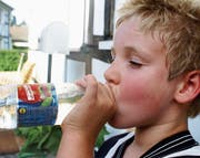 Besonders Kinder, ältere Personen und Erkrankte erleben die unschönen Seiten der Hitze – die Zufuhr von genügend Flüssigkeit bleibt nach wie vor der Klassiker, um ernst zu nehmenden Problemen mit der Hitze vorzubeugen. (Bild: Pixelio/S. Hofschlaeger)