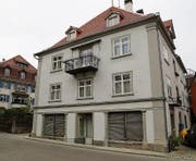 Die Bauarbeiten an Fassade und Dach des denkmalgeschützten Hauses an der Kirchstrasse sind grösstenteils abgeschlossen. (Bild: jor)
