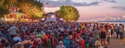 Traumkulisse, hitzige Nachmittage und laue Sommernächte: Das Summerdays Festival war ein fröhliches, Generationen verbindendes Musik-Happening. (Bild: Urs Bucher)