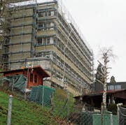 Das alte Fabrikationsgebäude des Familienunternehmens Just AG wird derzeit umfassend saniert. (Bild: PE)