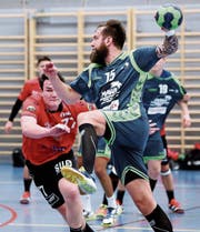 Kampf auf Biegen und Brechen: Kreuzlingens Manuel Zeller (rot) kommt nicht an Frauenfelds Angreifer Simon Gessler heran. (Bild: Mario Gaccioli)