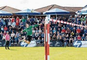 Wigoltingens Ueli Rebsamen verwandelte den Matchball zum 4:1-Erfolg gegen Widnau. (Bild: Fabio Baranzini/Swiss Faustball)