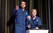 Einblick in die Inszenierung «Rock’ n ’Roll Atomia 1». Im Bild zu sehen: Michael Schirmer und Roman Frei. (Bild: PD)