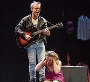 Laute und zum Teil schräge Töne unterstrichen die Dramatik der Handlung. (Bild: Tatjana Schnalzger)